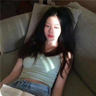 一位站立的人